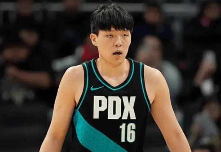 开云体育平台-杨瀚森对勇士太劣势！首节三分打铁，外防成弊端，进攻地位太低了